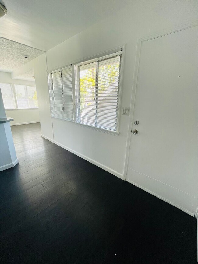 Interior Photo - Lomelk Bungalows LLC