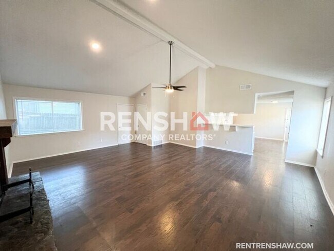 Building Photo - Captivating 3 bedroom / 2 bath AVAILABLE i...