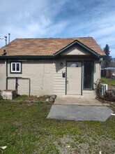 Building Photo - 724 NE Madrone St