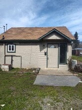 Building Photo - 724 NE Madrone St