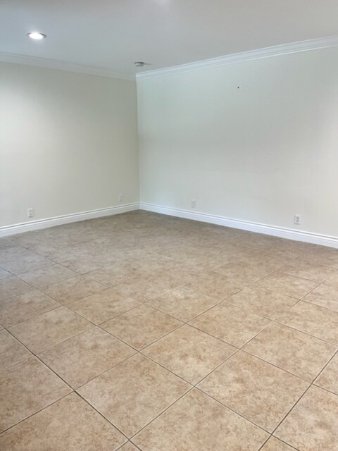Foto del edificio - 7759 Wilbur Ave