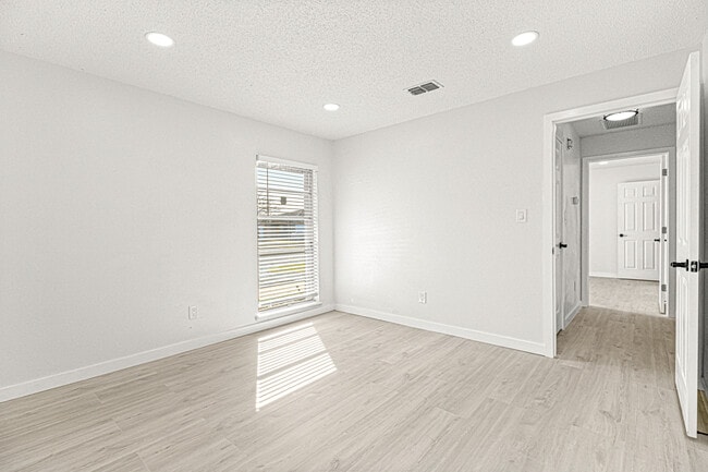 Building Photo - 5395 SE 30th Pl