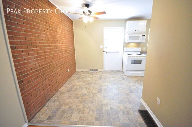 Foto del edificio - Available in June! Located Steps Away from...