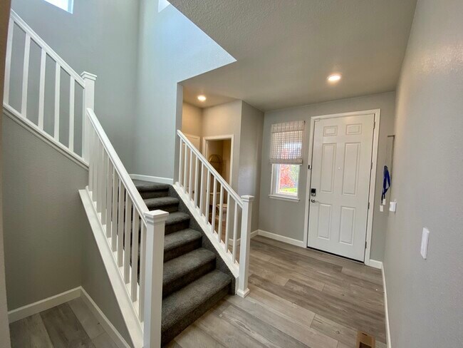 Building Photo - Immaculate Home in the Lakes at Centerra!