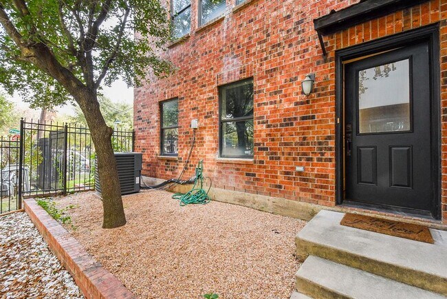 Building Photo - 2422 Navigation Blvd