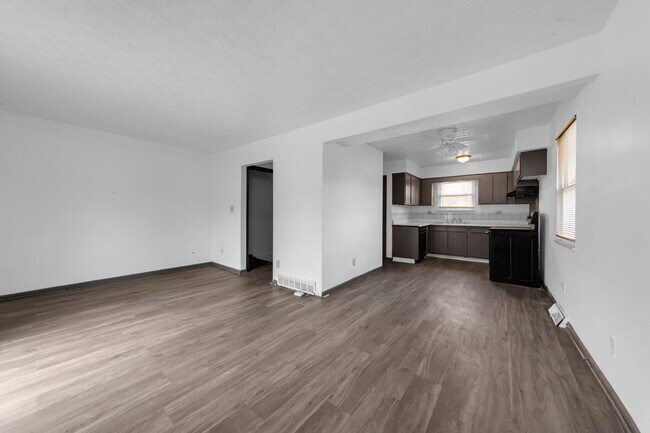Building Photo - 2573 Woodsedge Rd