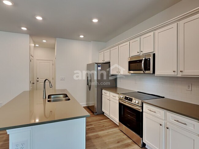 Building Photo - 1051 Highland Walk