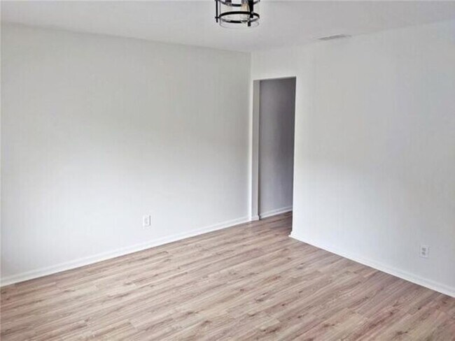 Building Photo - 2215 N Bolton Ave