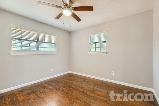 Building Photo - 306 Lakey Rd