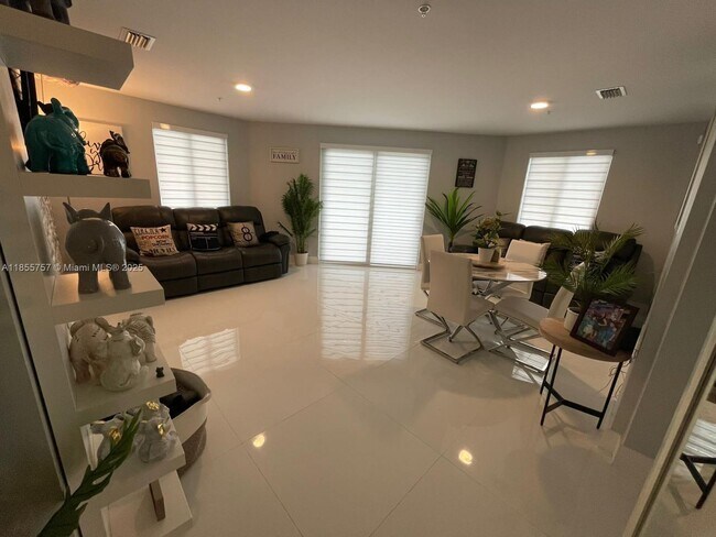 Foto del edificio - 10950 NW 82nd St