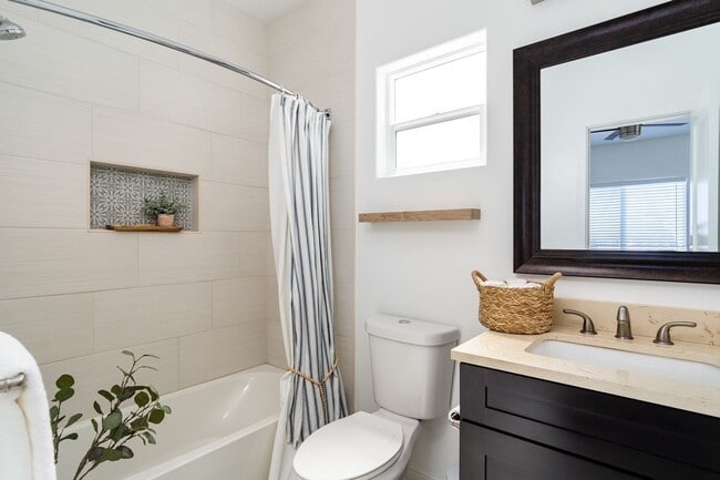 Building Photo - Pristine 1 Bedroom in San Diego!