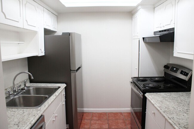 Foto del edificio - RENOVATED 2-BEDROOM CONDO AT THE GEORGIAN