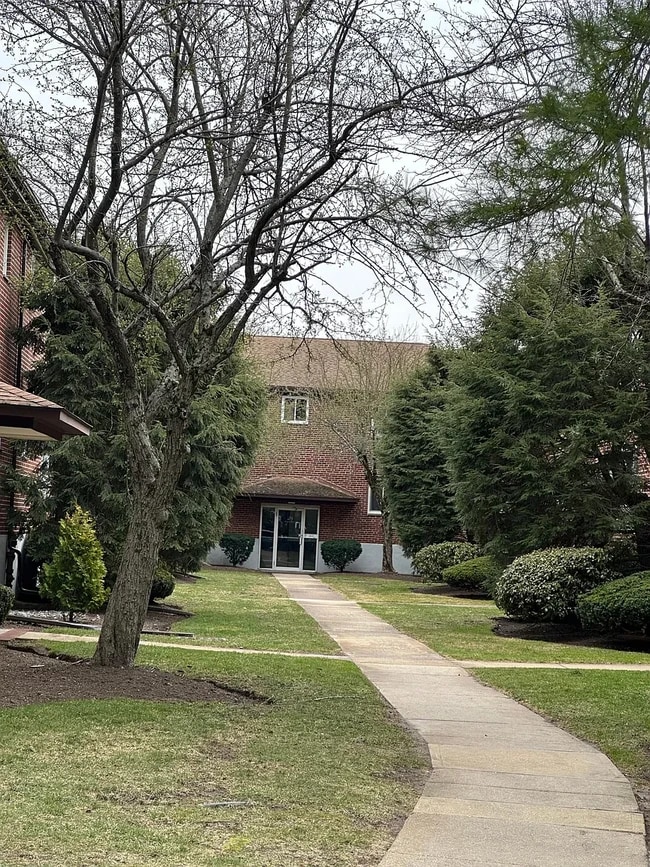 Building Photo - 28 Bryon Rd