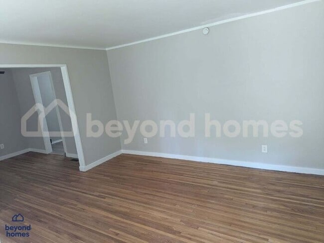 Building Photo - Spacious 3-bedroom, 1.5-bath home availabl...