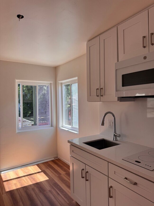 Foto del edificio - Studio with large private patio - Newly Re...