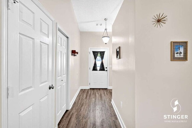 Building Photo - 13 Brindlewood Dr