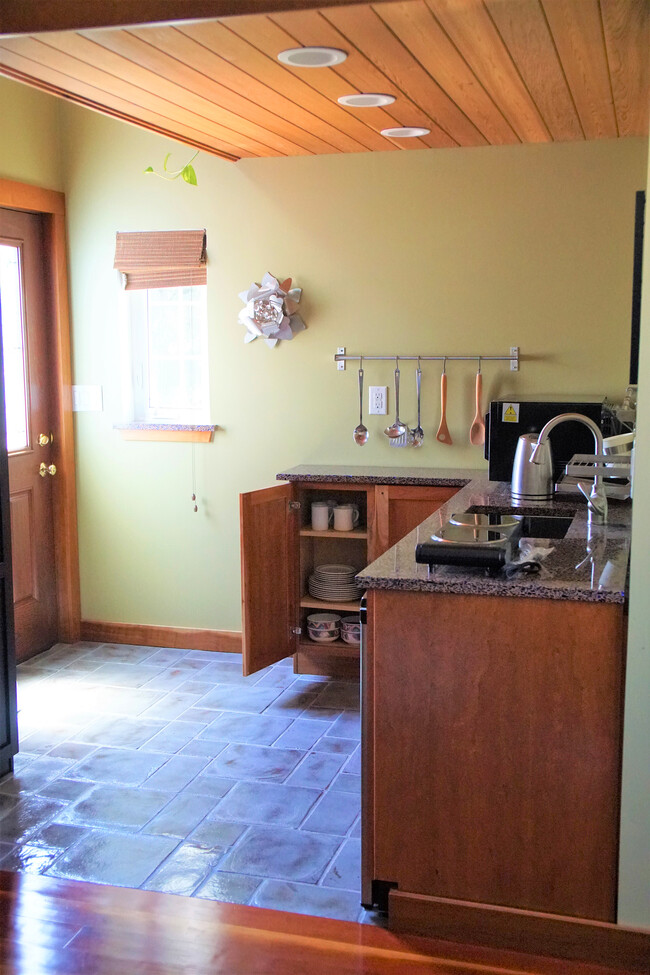 Cocina americana y puerta de entrada exterior. - 69 S Shannon Ave