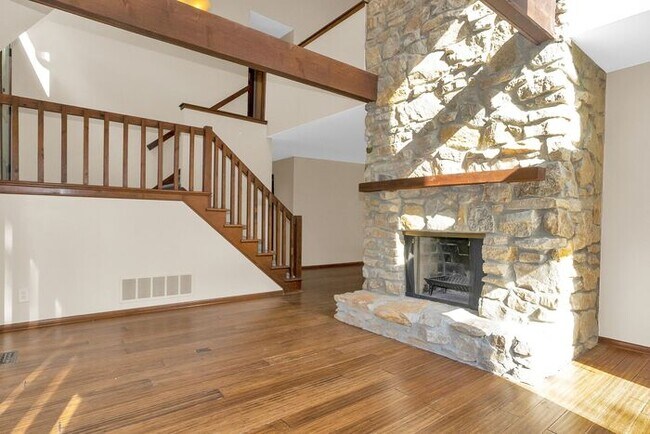 Building Photo - Lovely 4 Bedroom Home on a Sweet Cul-De Sac