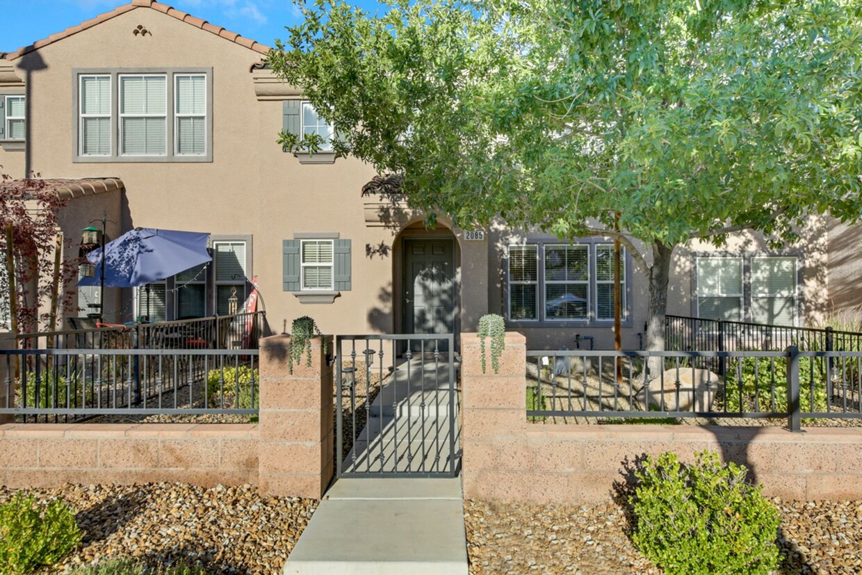 Primary Photo - Fully Furnished 2 bedroom