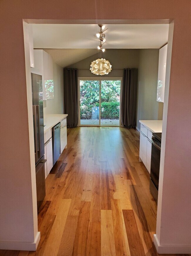 Foto del edificio - Gorgeous Renovated 3 Bed / 2 Bath Rambler ...