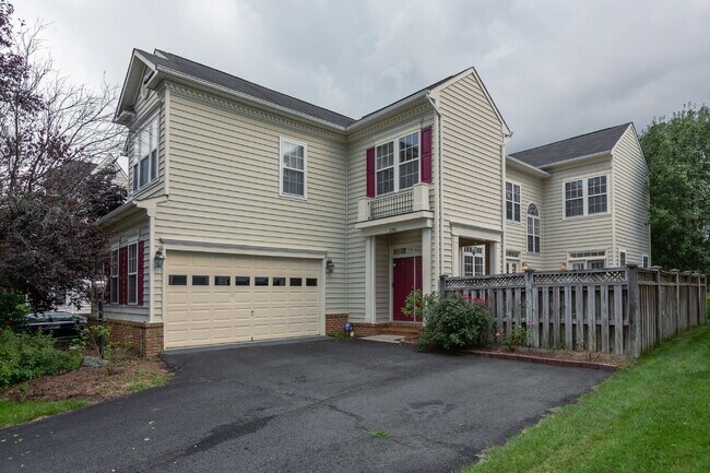 Building Photo - Spacious, Light-Filled Home in the Desirable Broadlands