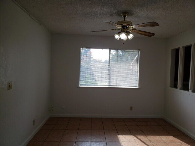 Foto del edificio - 5 br, 3 bath House - 5466 E. Belmont