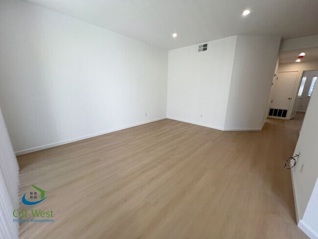 Foto del edificio - $2,995 - Updated 2 Bed/2 Bath Condo in a Gated Community of the Fairgrounds Neighborhood!