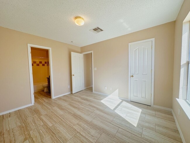 Building Photo - East 3 Bdrm 2 Bath