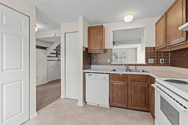 Building Photo - Move-In Ready 3bd 1.5ba Townhouse
