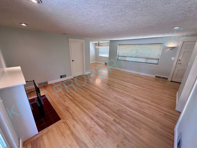 Foto del edificio - Charming 3-Bedroom Oasis in Milwaukie - Spacious 1230 Sq Ft Retreat!