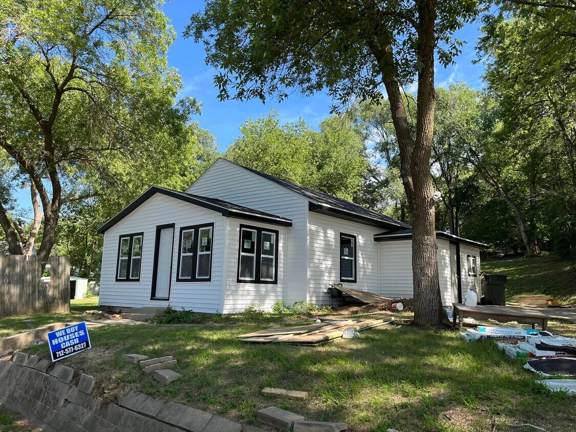 Primary Photo - 3515 Athlone Ave