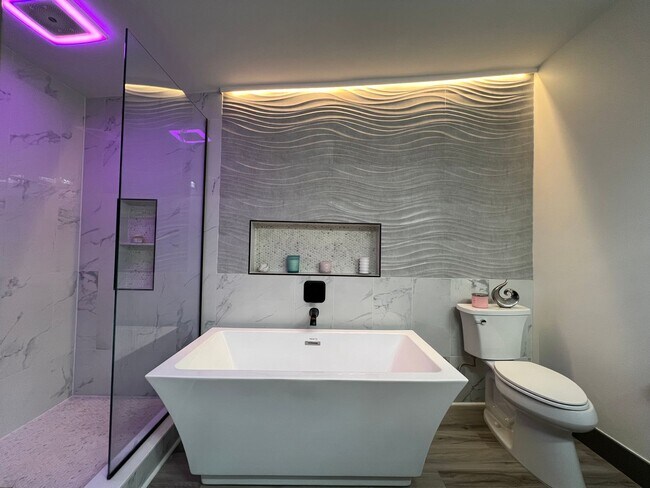 Foto del edificio - Modern 3-Bedroom Retreat with Rooftop View...