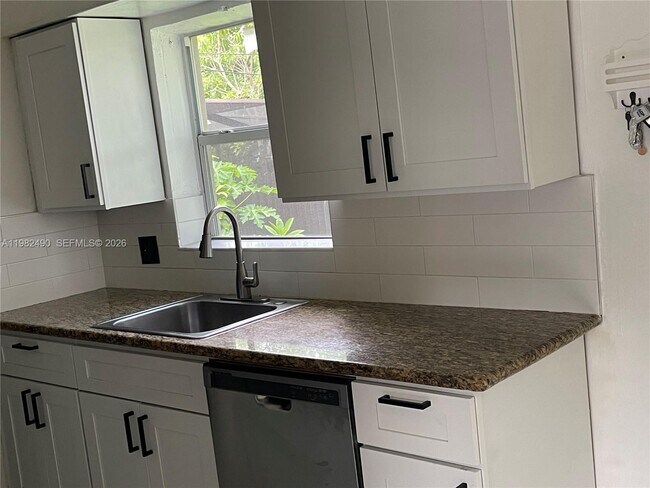 Foto del edificio - 881 NE 156th Terrace