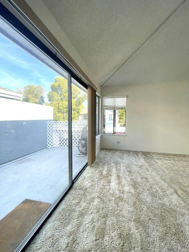 Building Photo - Peaceful living in this spacious 1 bedroom...