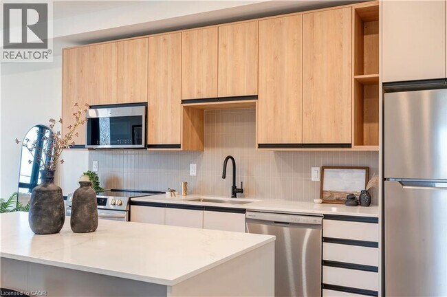 Building Photo - 4390 Hillview Dr