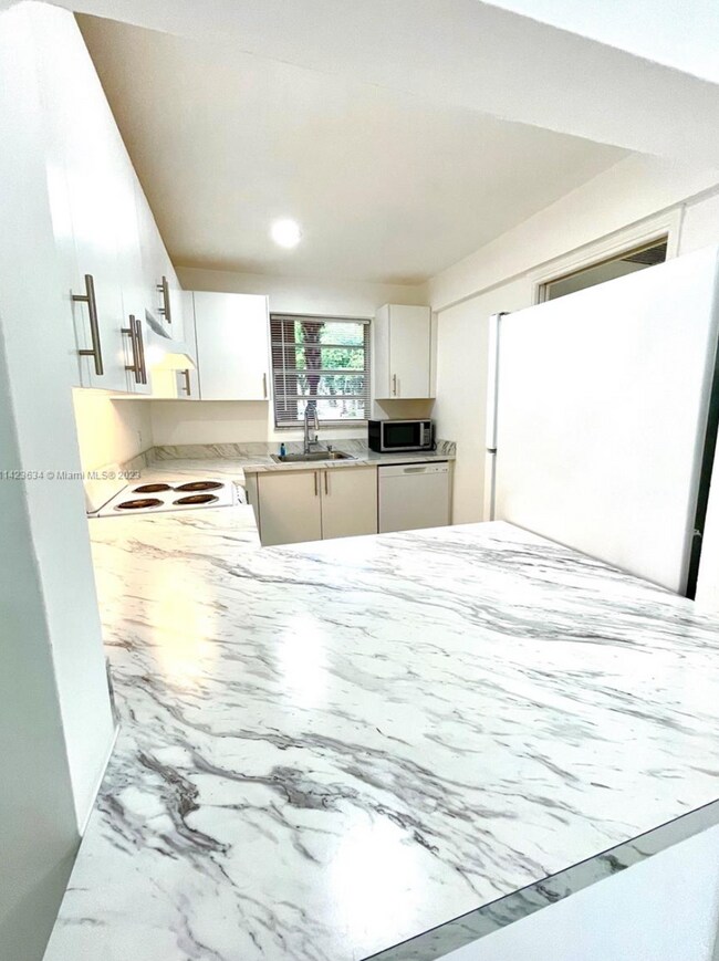 Building Photo - 9400 Live Oak Pl