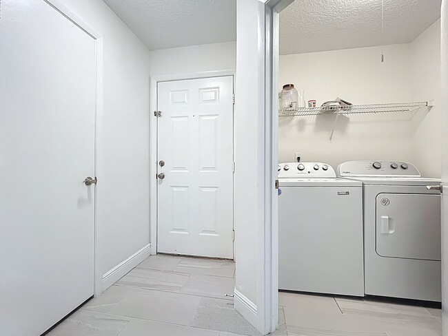 Building Photo - 2580 Grassy Point Dr