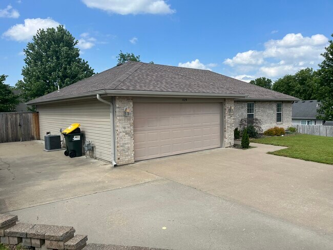 Building Photo - 629 Woodland Park Dr