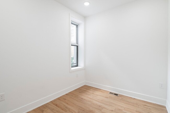 Building Photo - 3312 W Cumberland St