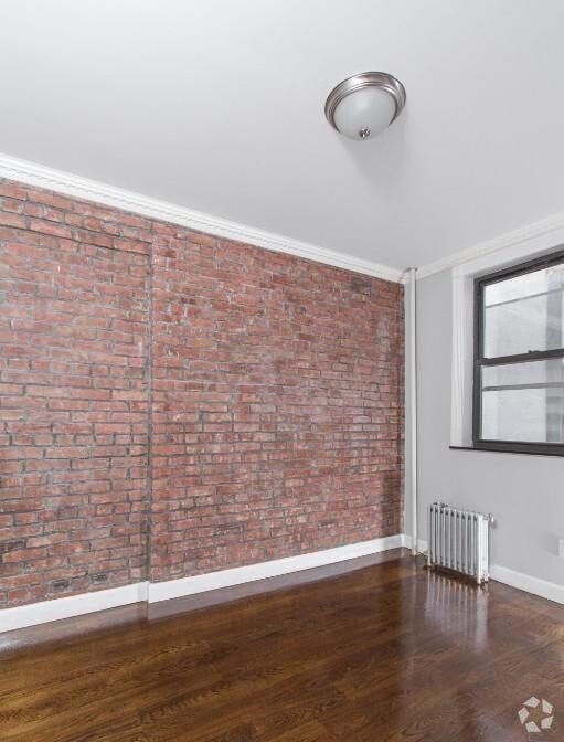 Building Photo - 422 E 9th St