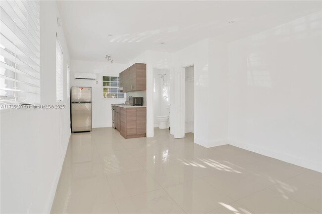 Foto del edificio - 551 NE 61st St