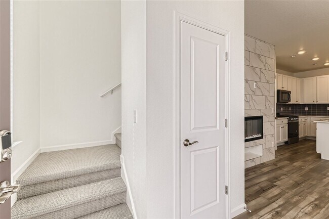 Foto del edificio - Single Family 3 Bed, 3 Bath Paired-Home in...