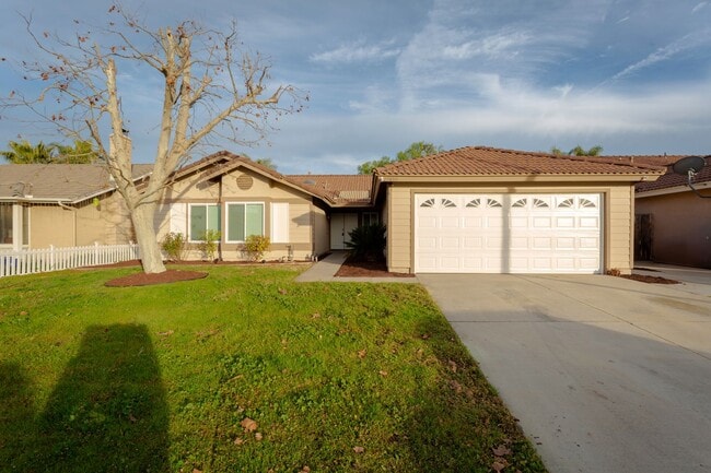 Building Photo - AVAILABLE NOW! 4 Bedroom, Single Story Hom...