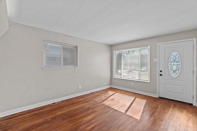 Foto del edificio - Charming 3-Bedroom, 1.5-Bath Single-Family Home