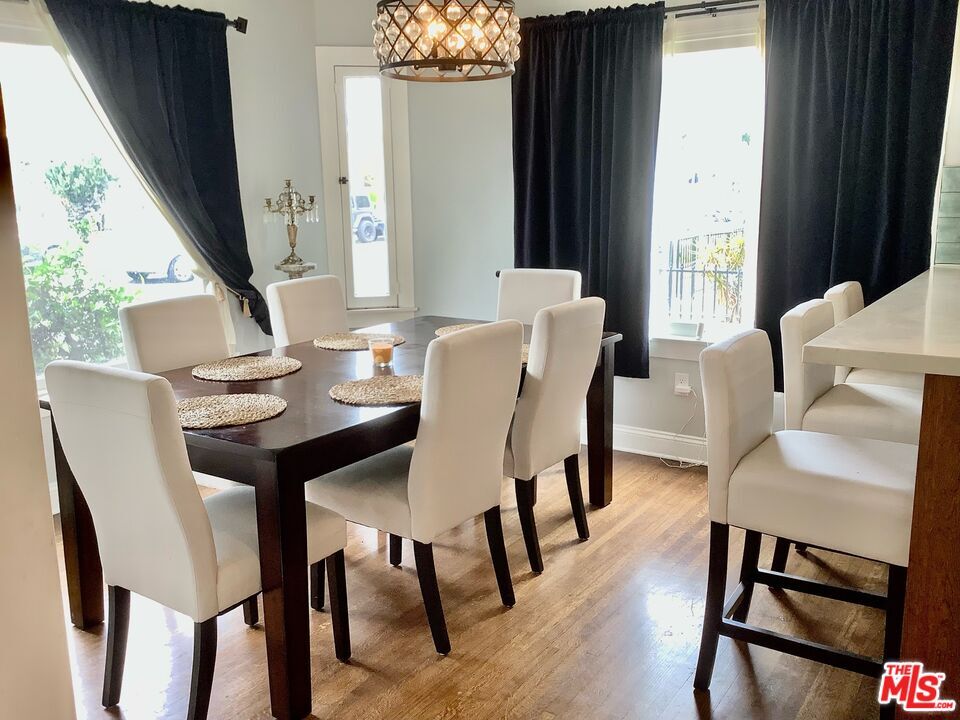 Foto principal - 528 W 10th St