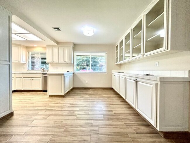 Building Photo - Updated 3 Bedroom Close to The Lake! Move ...