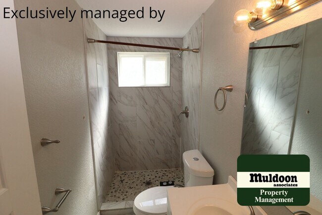 Foto del edificio - Beautiful Belmont Home with 4 car garage! ...