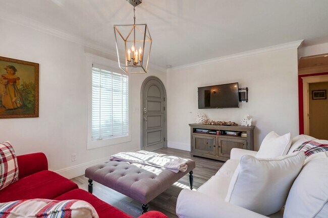 Foto del edificio - Furnished 2 Bedroom, 1 Bath