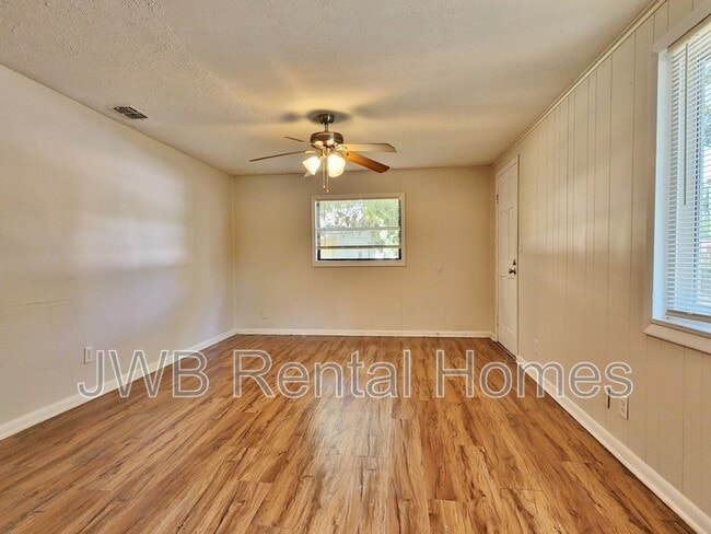 Building Photo - 9742 Highland Ave