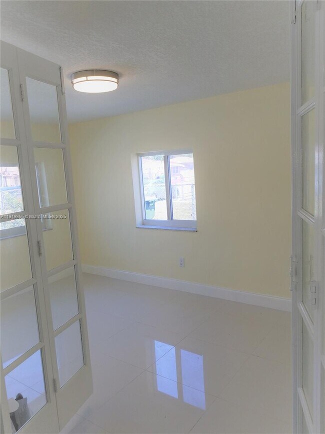 Building Photo - 801 NW 30th Pl